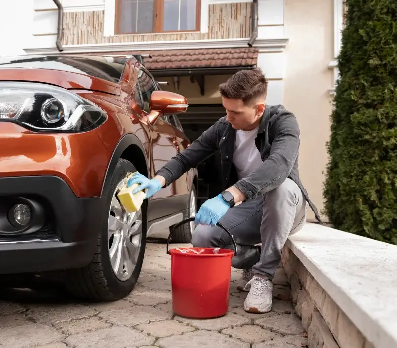 Lavage auto à domicile Comps-sur-Artuby : professionnel intervenant sur un véhicule